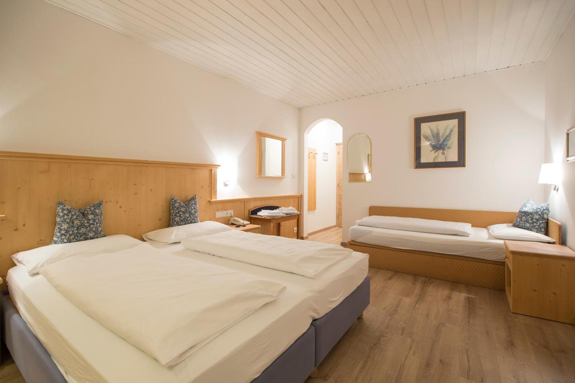 Hotel Krondlhof Brunico Room photo