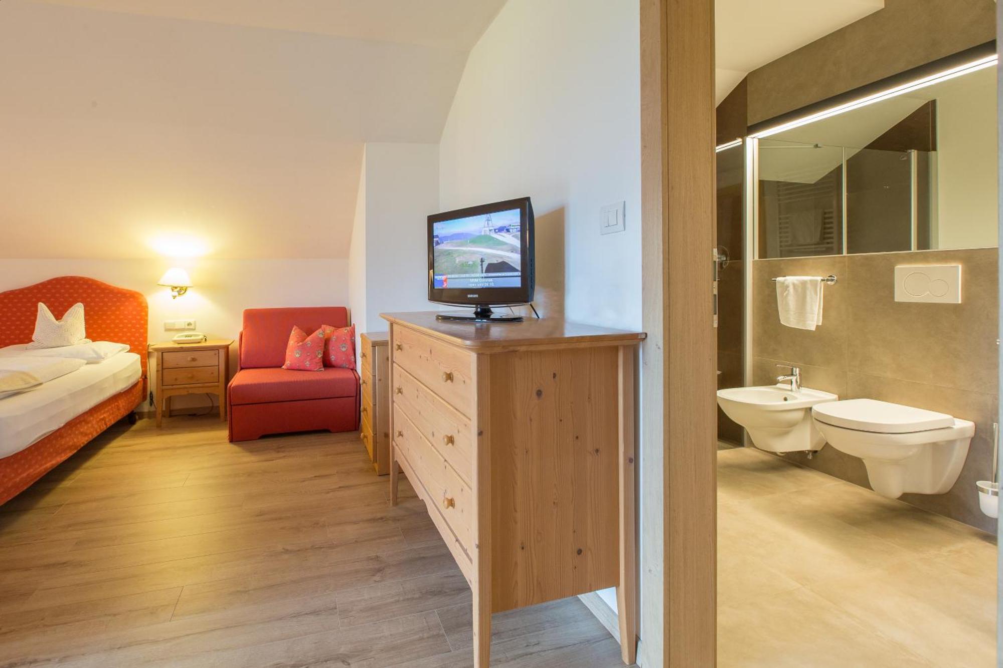 Hotel Krondlhof Brunico Room photo